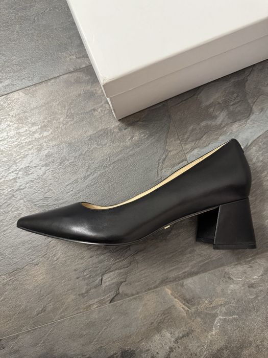 Обувки на ток Guess 40