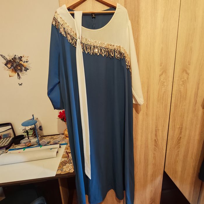 Rochie lunga maxi albastra cu alb Al Najma marimea 4XL paiete si franjuri aurii