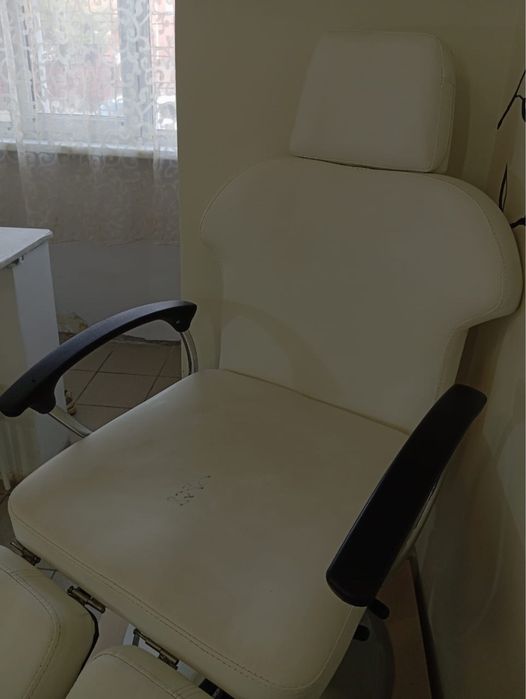 Педикюрное кресло с помощником