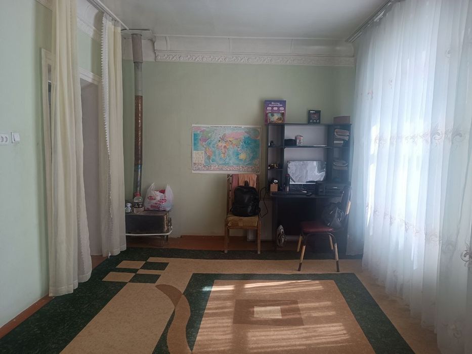 Uy sotiladi srochno yashashga tayyor 8 sotok 8 xona hamma qulayliklar