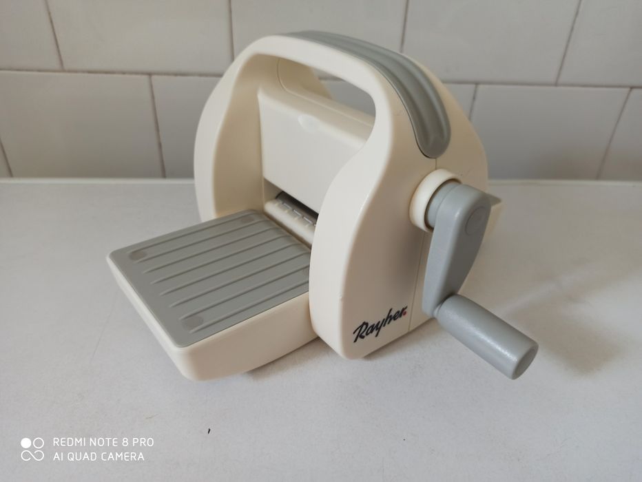 Mini mașină de tăiat și ștanțat Rayher. (NOUĂ)