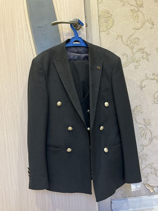 Кастюм в отличный состояние размер 46 тройка галстук бесплатна