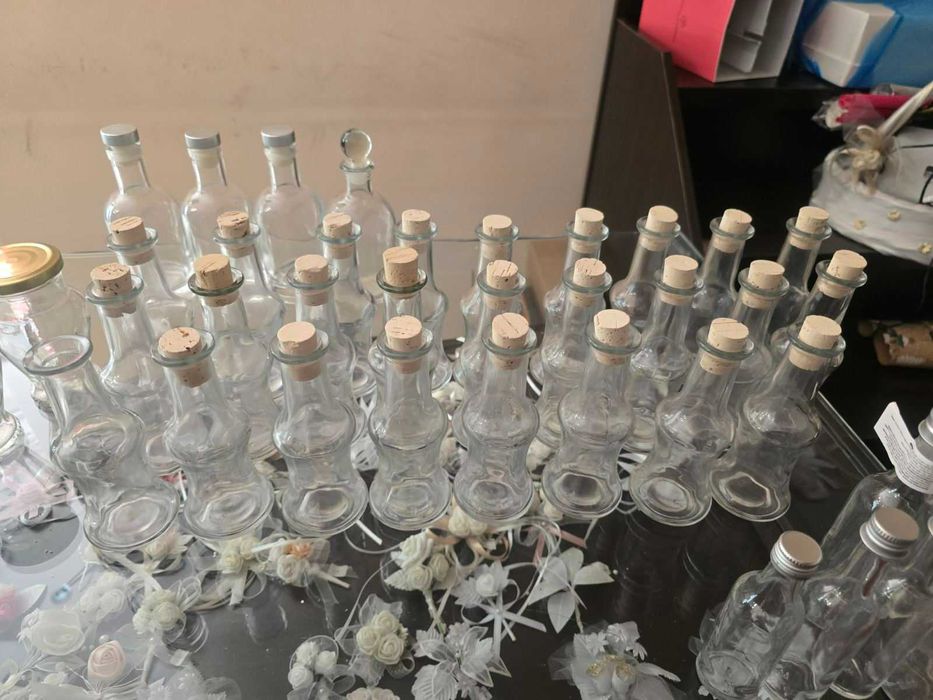 Стъклени шишета и бурканчета