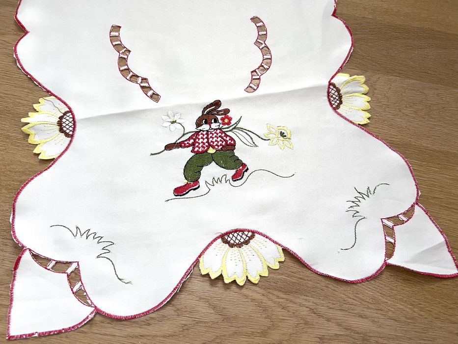 Față de masă și napron cu specific de Paște