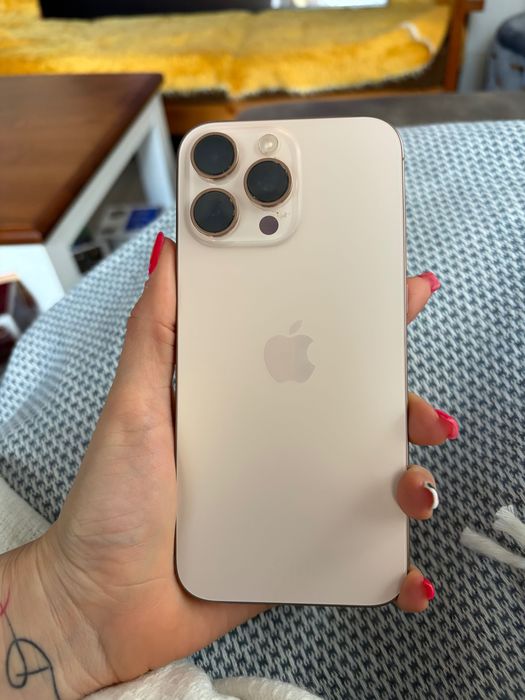 Продавам IPhone 16 pro max златен