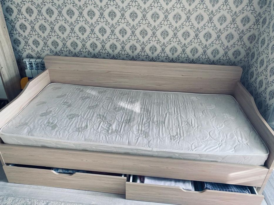 Кровать тумбочкамен