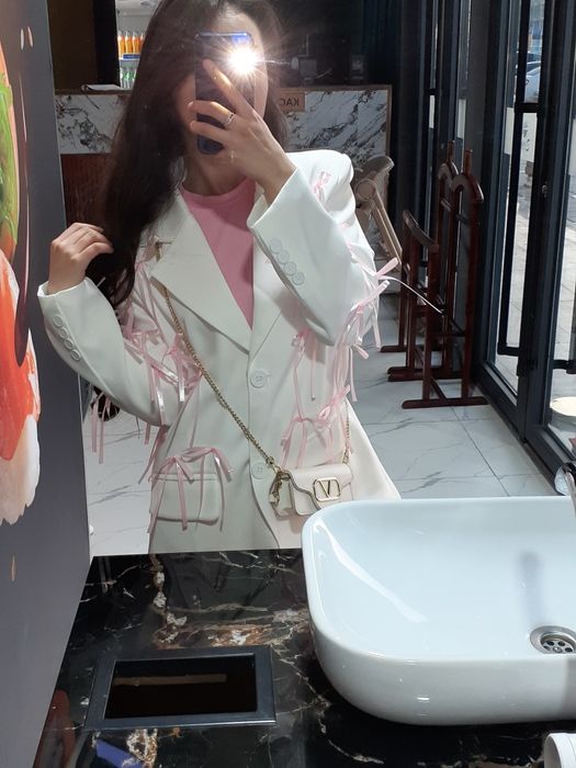 Женский пиджак весенний белый с розовыми бантиками