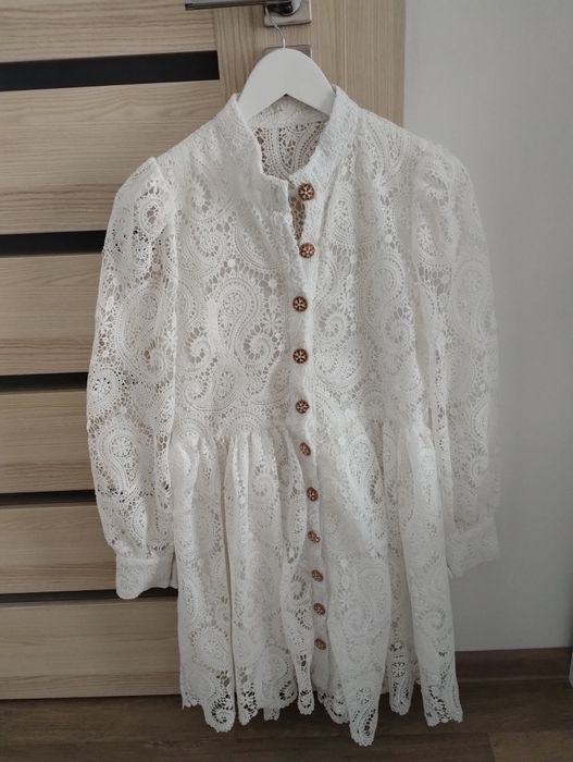 Rochie alba de dantelă