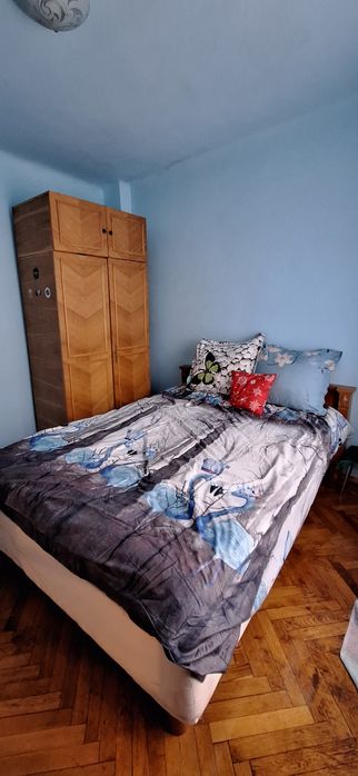 Închiriez apartament la etaj într-o casă  cu P+1