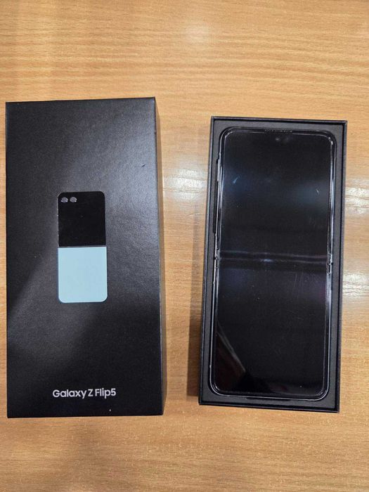 Galaxy Z Flip5  и  Galaxy Watch 4  - комплект ,  неразличими от нови