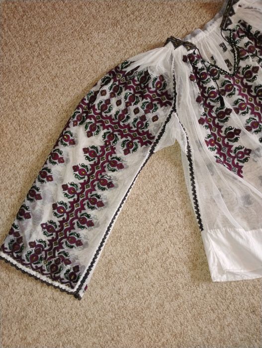 Ie românească tradițională