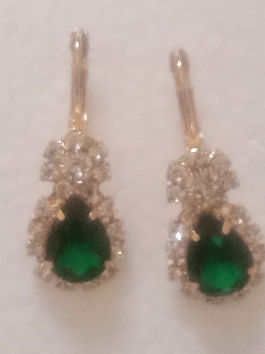 Продается комплект бижутерии. Колье , серьги , кольцо,