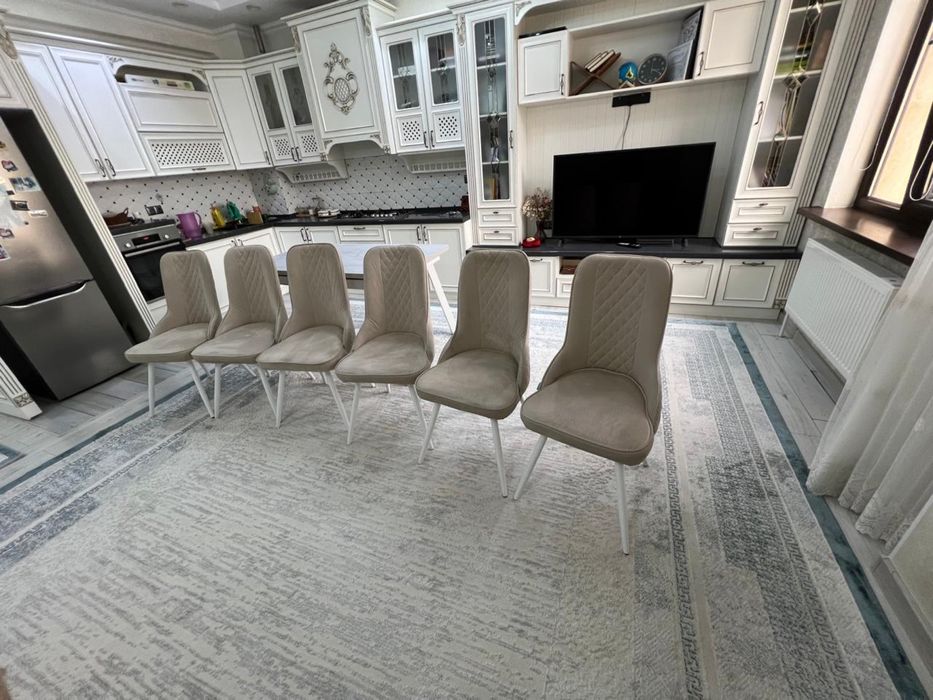 Кухонный стол с стулями