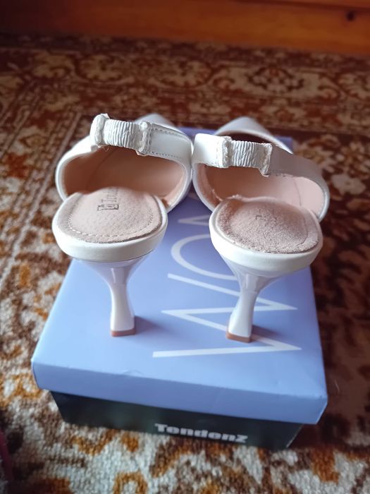 Бели обувки с висок ток