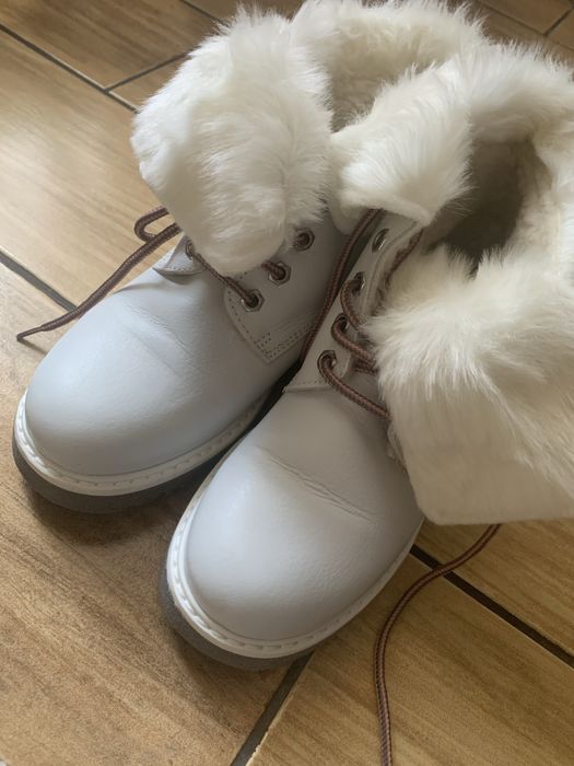 Ghete albe noi , din piele naturala  , imblanite , marine 35