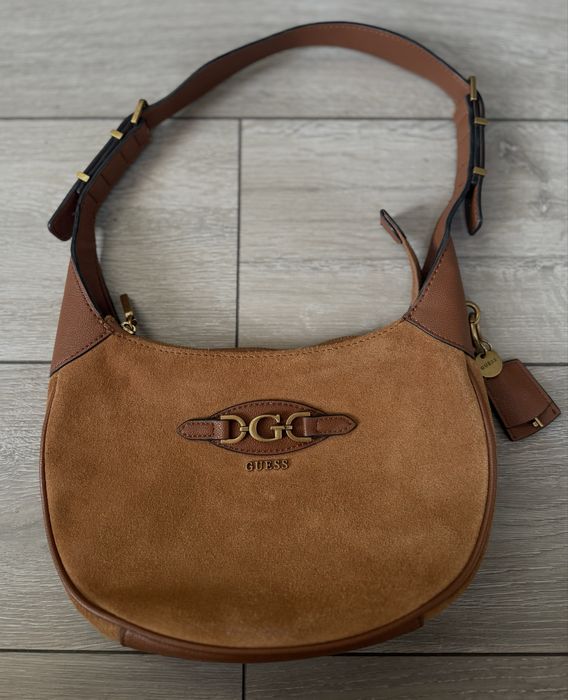 Велурена чанта на Guess