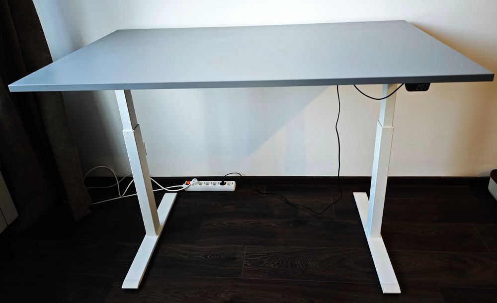 Birou IKEA cu înălţime reglabilă, electric, 140x80 cm