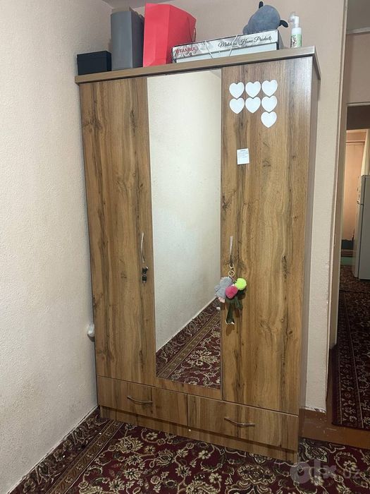 Янги холатда кийим учун шкаф.