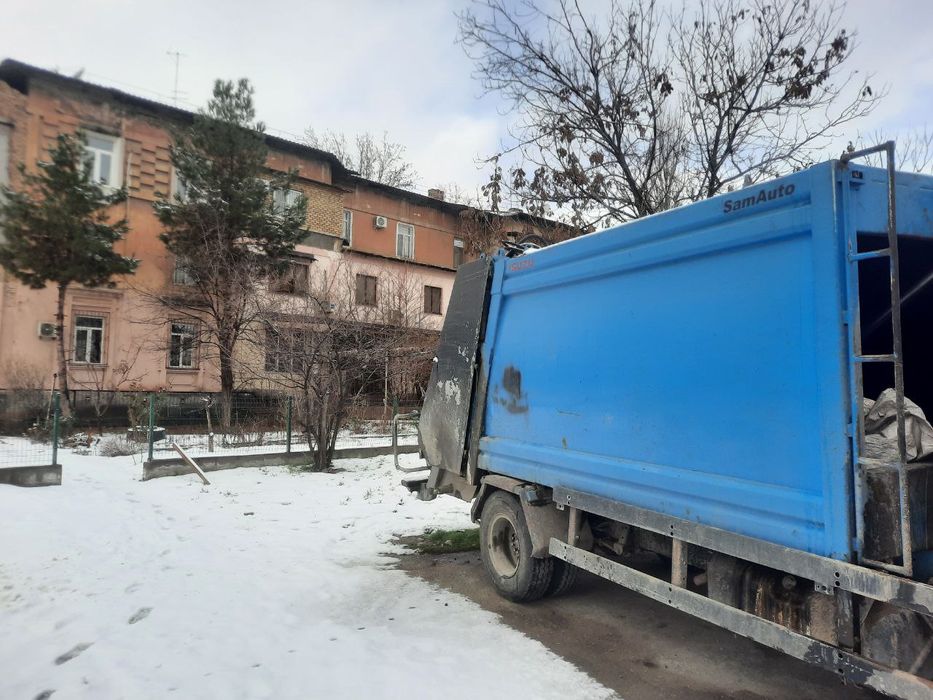 Musr tashuvchi Isuzu ning orqasi "bor"i deyiladi