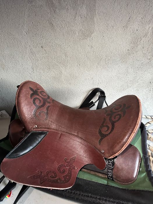 Продам седло для верховой езды