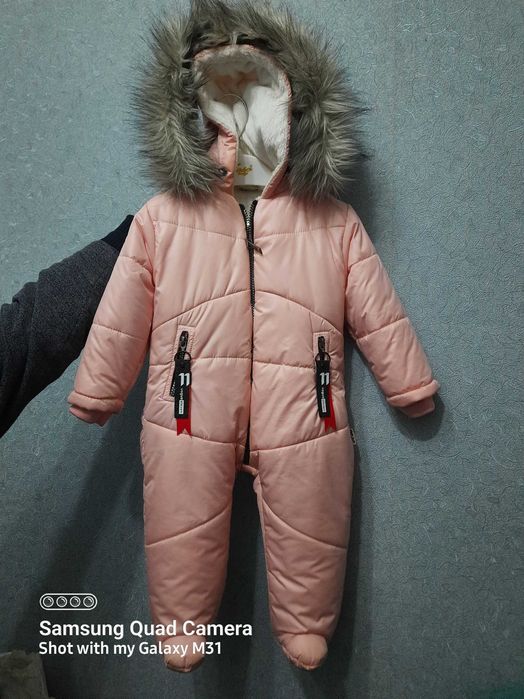 Продаётся детский зимний комбинезон на девочку.