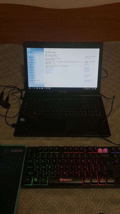 Laptop ASUS cu tot cu mouse,tastatura,mousepad,încarcator și adaptor