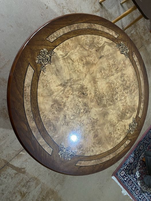 Продается круглый стол коричного цвета