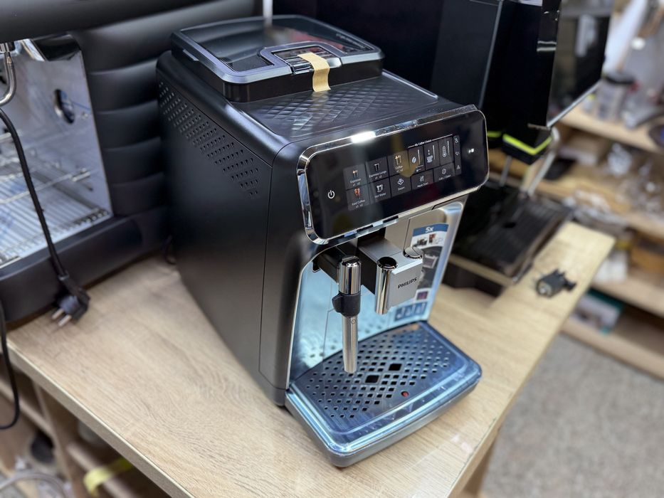 Espressor automat Philips seria 3300 EP3326/90, negru/auriu