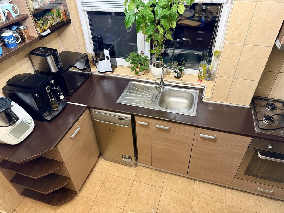 Vand mobila bucatarie cu cuptor, plită pe gaz, hota, chiuvetă+ insula