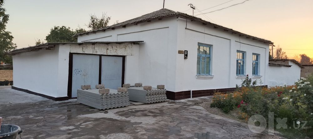 Hovli uy sotuladi
