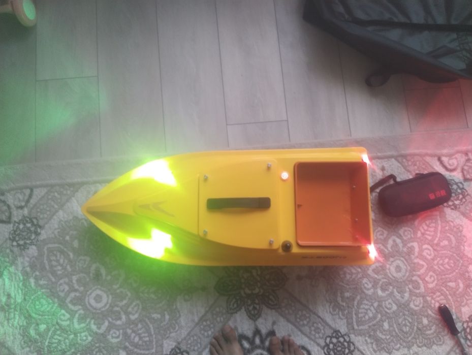 прикормочный кораблик