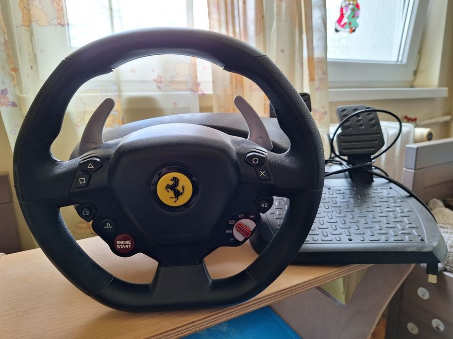 Volan Thrustmaster cu pedale