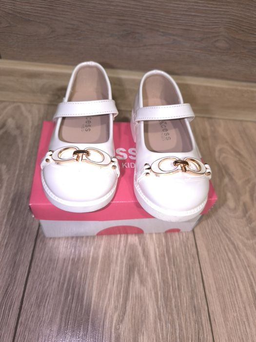 бели официални обувки