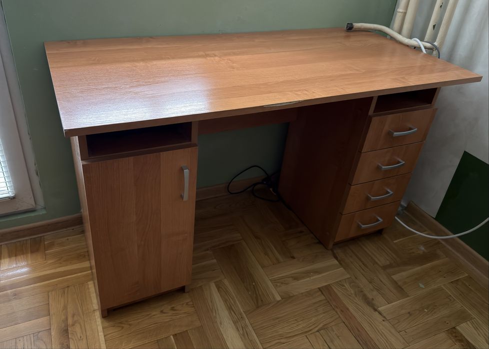 Продава се офис бюро