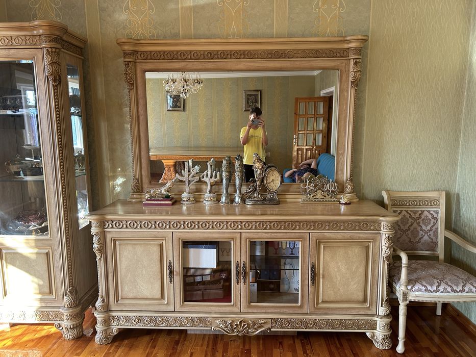 Комплект комод, горка, стол и стулья