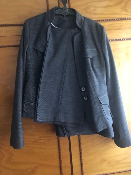 Vând costumas purtat o singura data