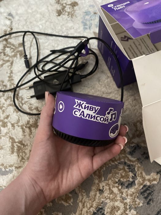 Яндекс Алиса, почти новая