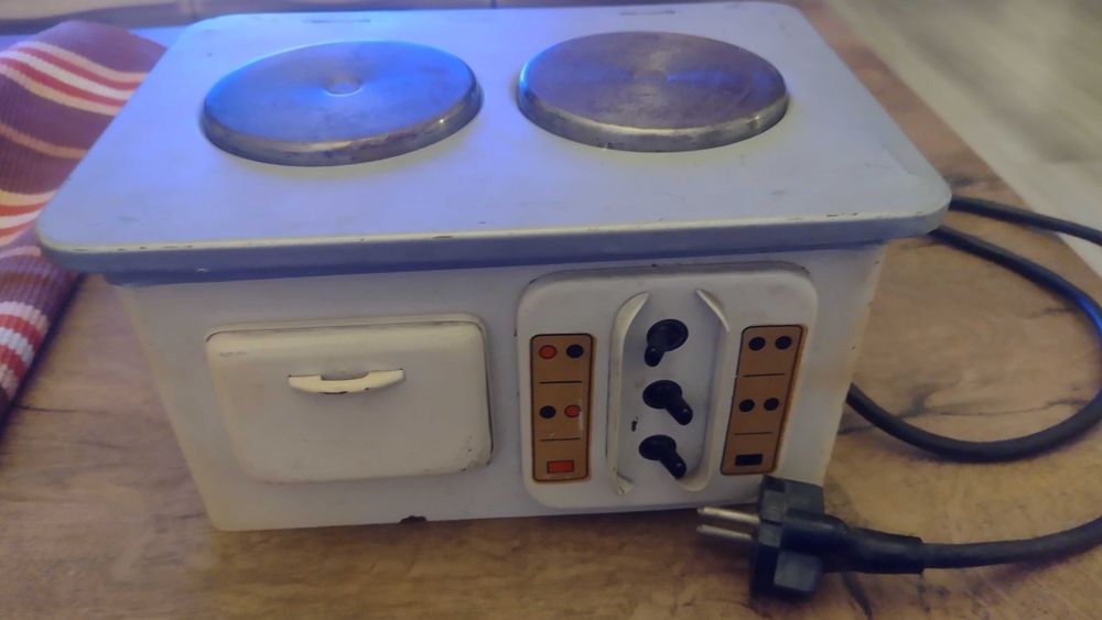 Mini plită cu cuptor  220 v ani 50