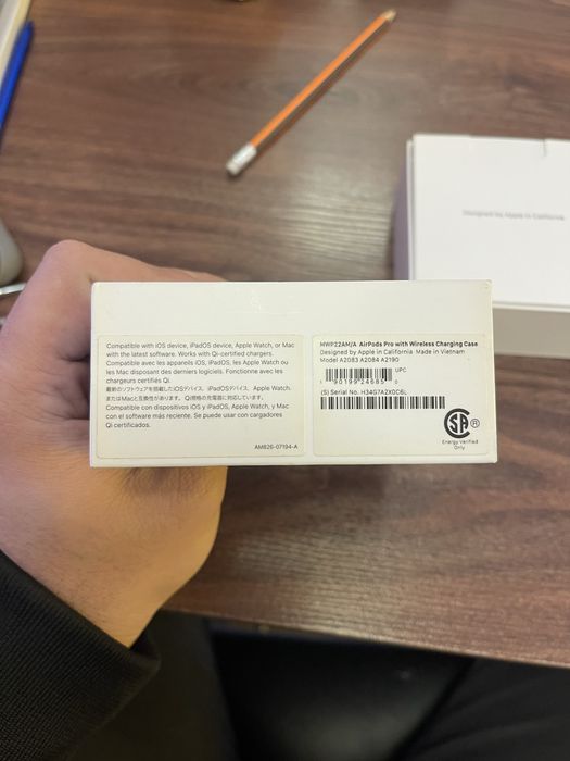 Airpods pro (Wireless Cgarding Case)