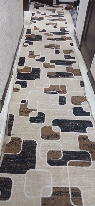 Ковёр дорожка в хорошем состоянии