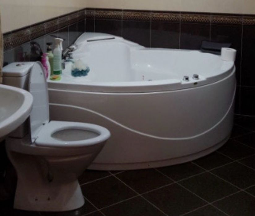 Продается унитаз, биде, раковина и джакузи.