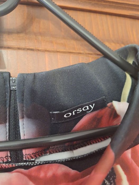 Fusta cu flori, neagră