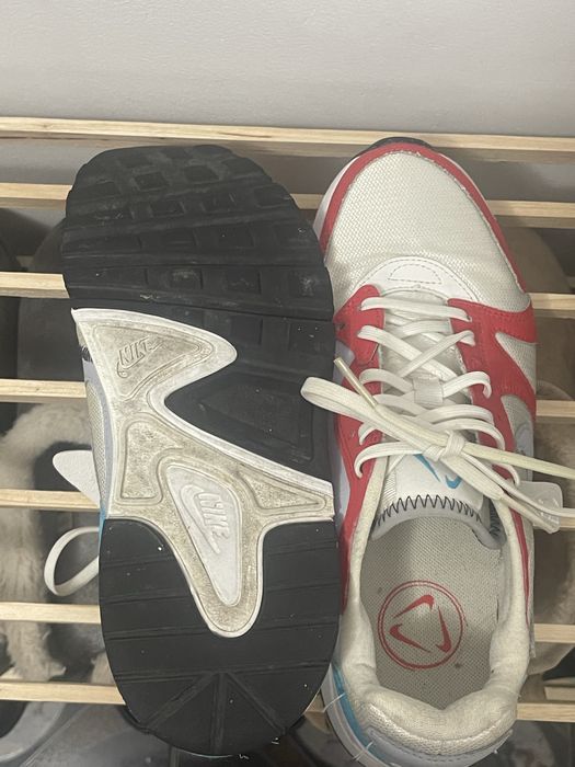 Adidași Nike albi cu model roșu și albastru