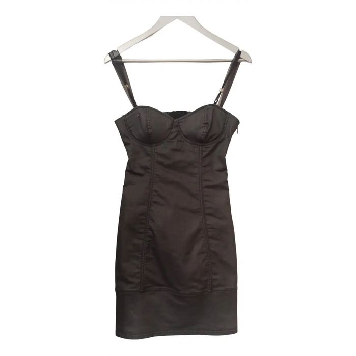 Вталена рокля Guess тип корсет