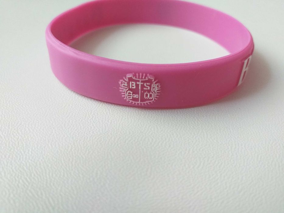 чисто нова силиконова гривна на BTS подходяща за фенове и колекционери (последен брой)