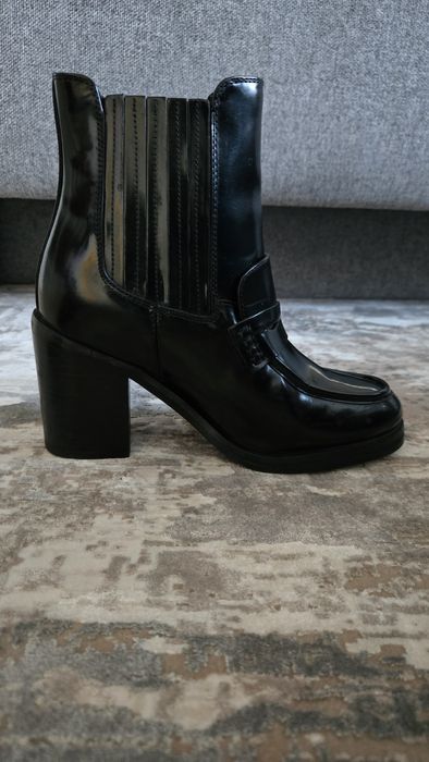 Стилни кожени боти