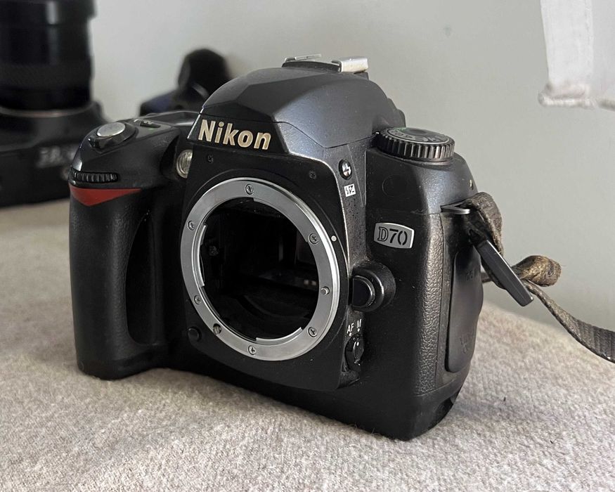 Aparat foto DSLR Nikon D70 body – funcțional, fără baterie