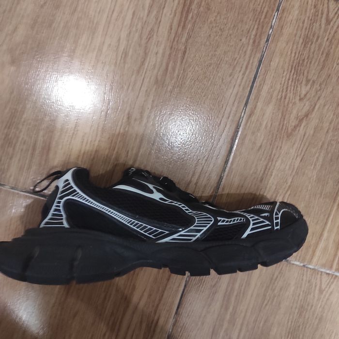 Продам кроссовки