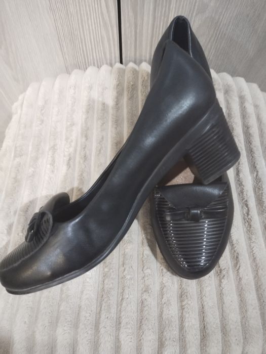 Продаю женские туфли .