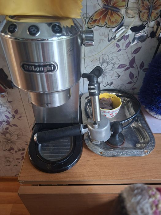 Кофеварка Delonghi.